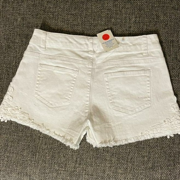 💕White jean shorts - Picture 2 of 5